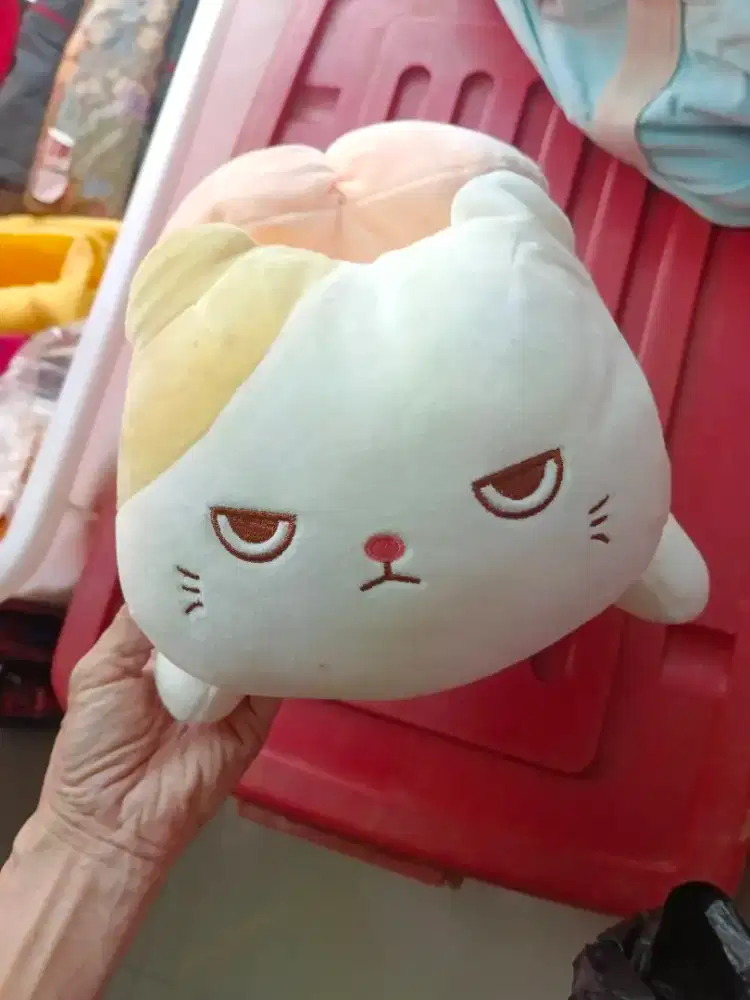 Boneka kucing lucu