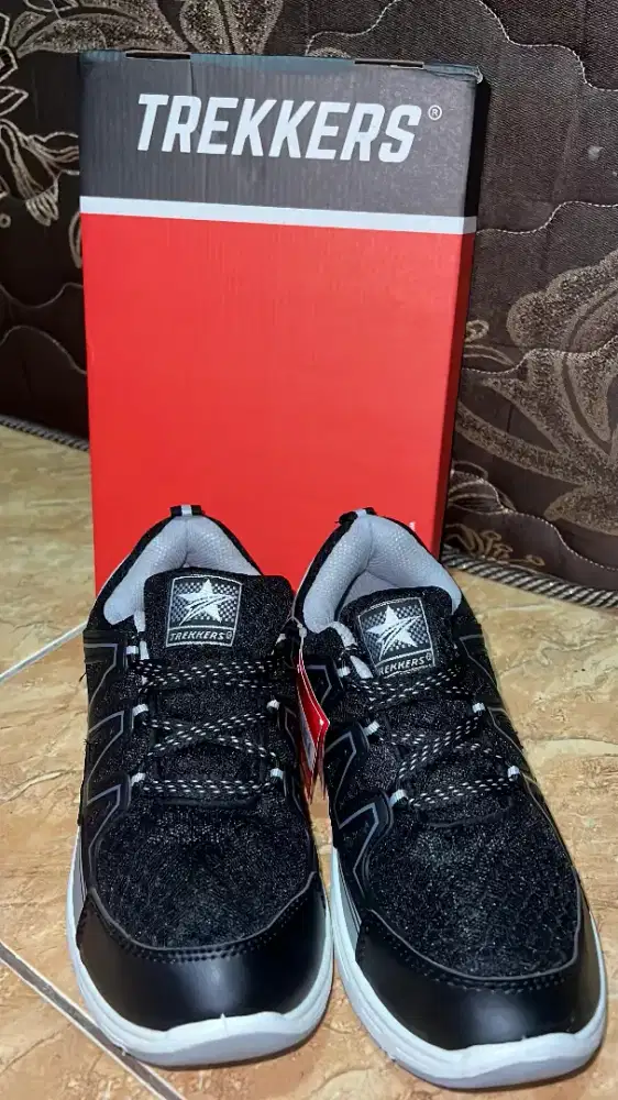 SEPATU TREKKERS