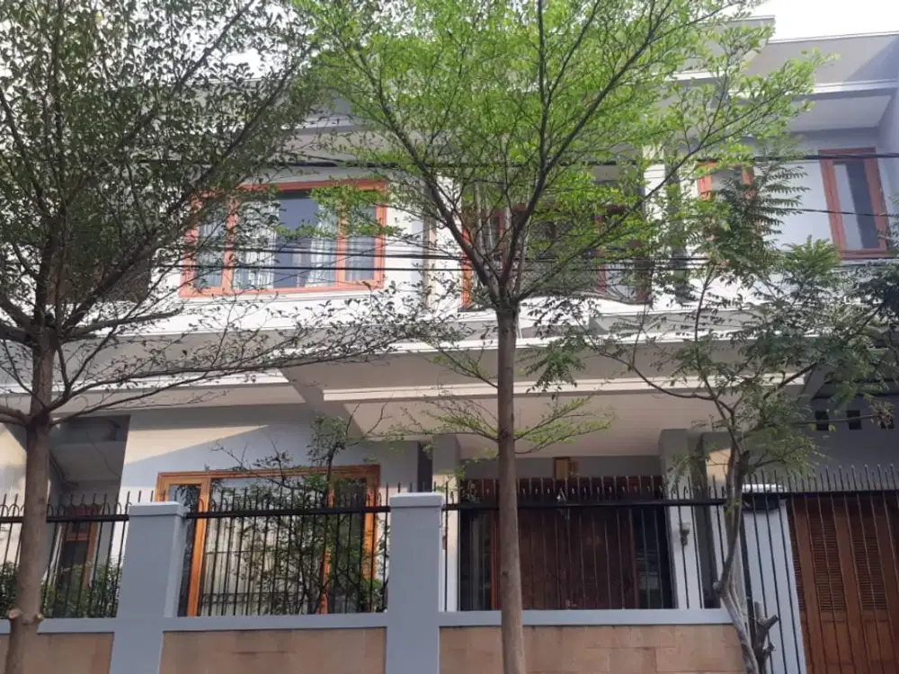 Disewa rumah besar semi furnished di Ancol Barat dalam Cluster