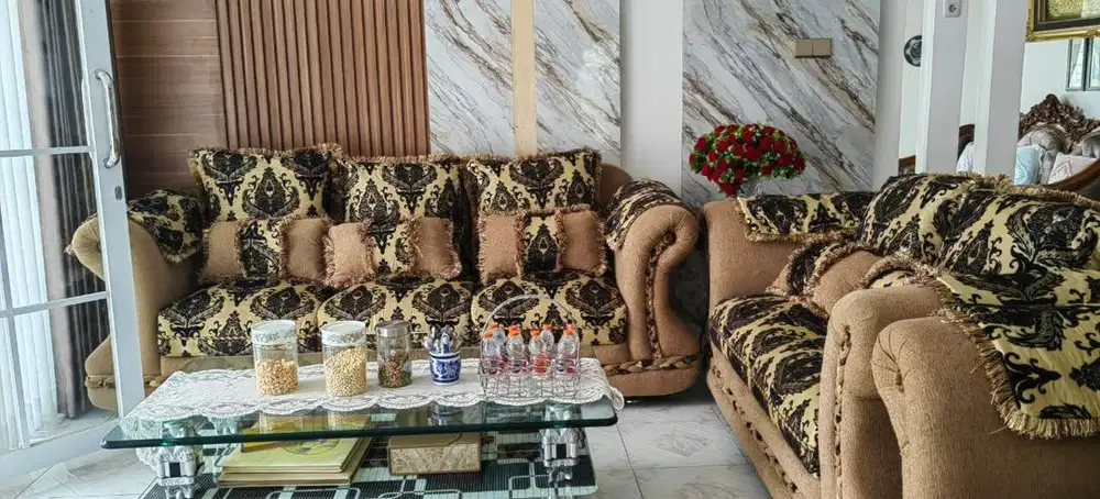 Sofa ruang tamu motif elegan - Kondisi mulus, jarang dipakai