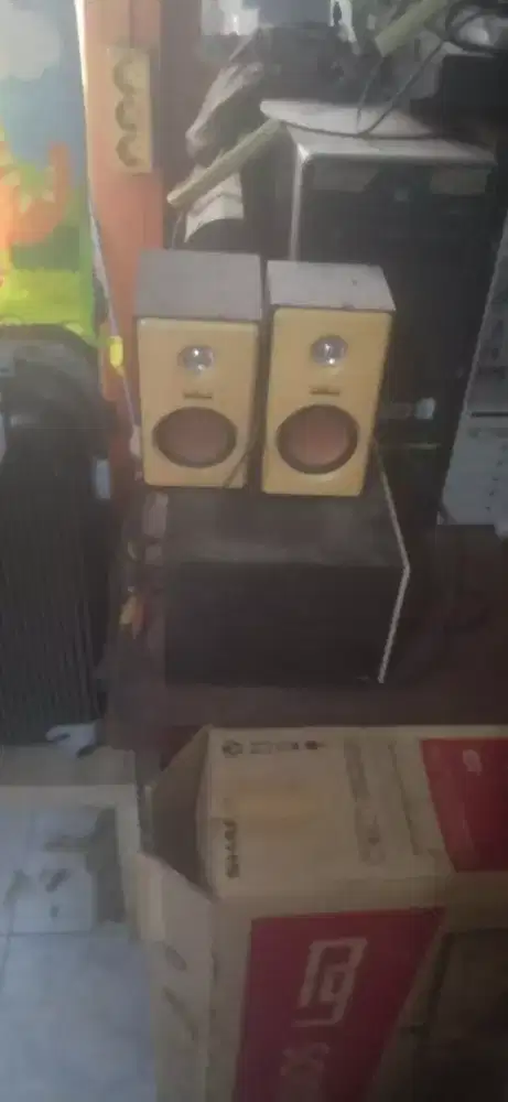 Yg kecil advace yg gede speaker aktifnya