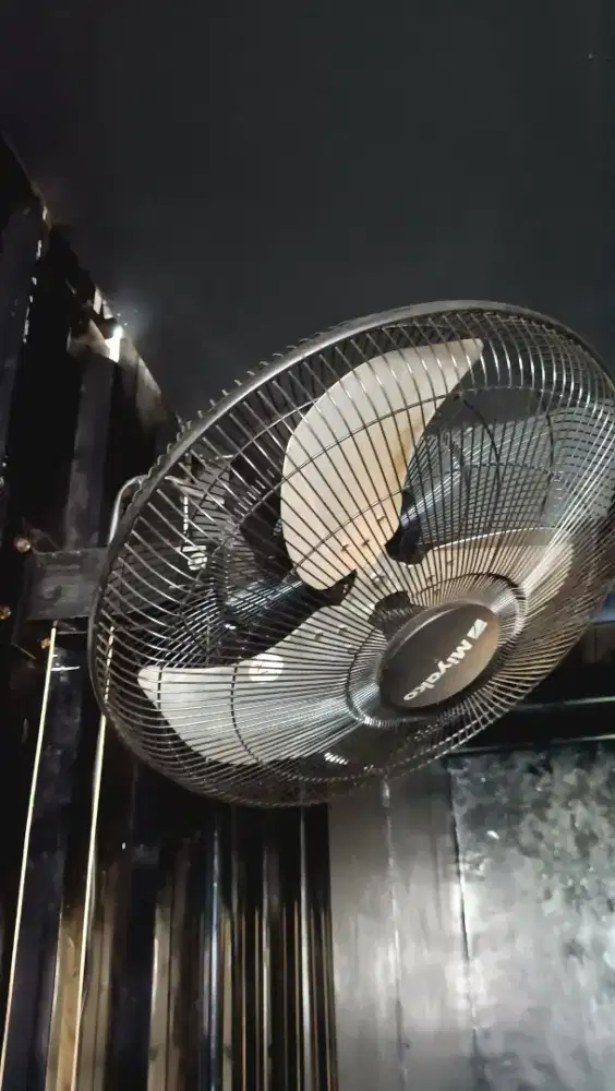 Kipas Angin Dinding Bekas