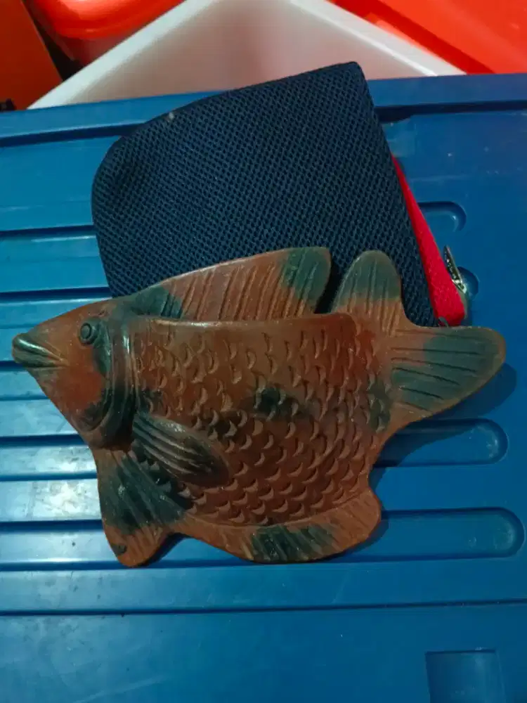 Pajangan ikan tanah liat