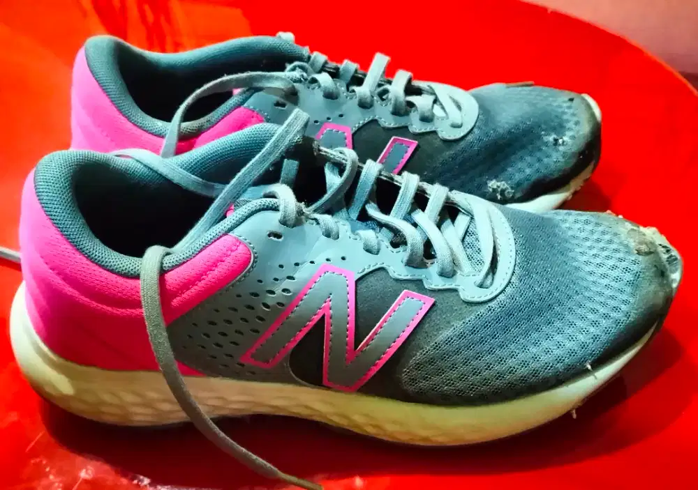 Sneakers New Balance pink abu size 40 dijual rugi
