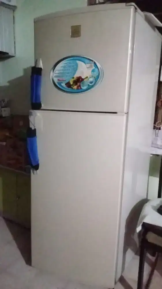 Kulkas 2 pintu merk Polytron