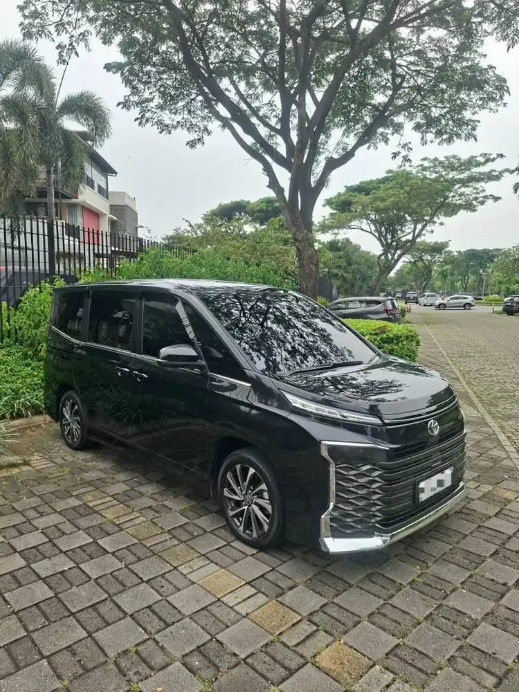 [ Km18rb ] Toyota Voxy 2.0 TSS CVT AT 2023 Hitam