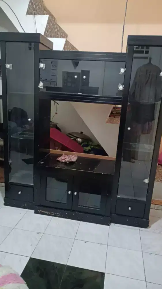 Lemari pajangan, kasur, lemari pakaian, bufet.