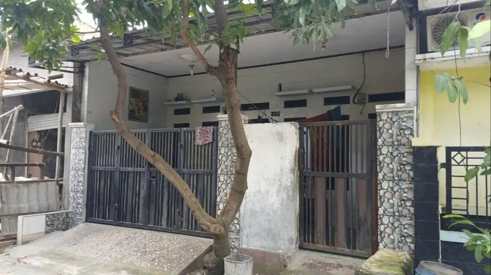 Di kontrakan rumah kost.