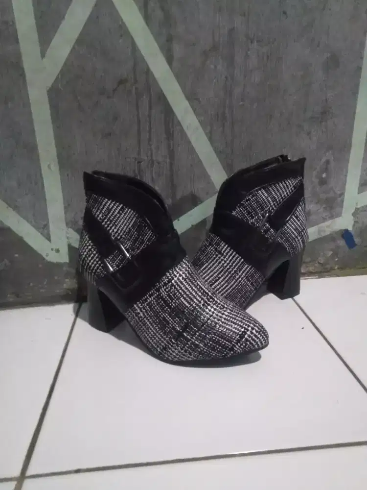 Sepatu high wanita