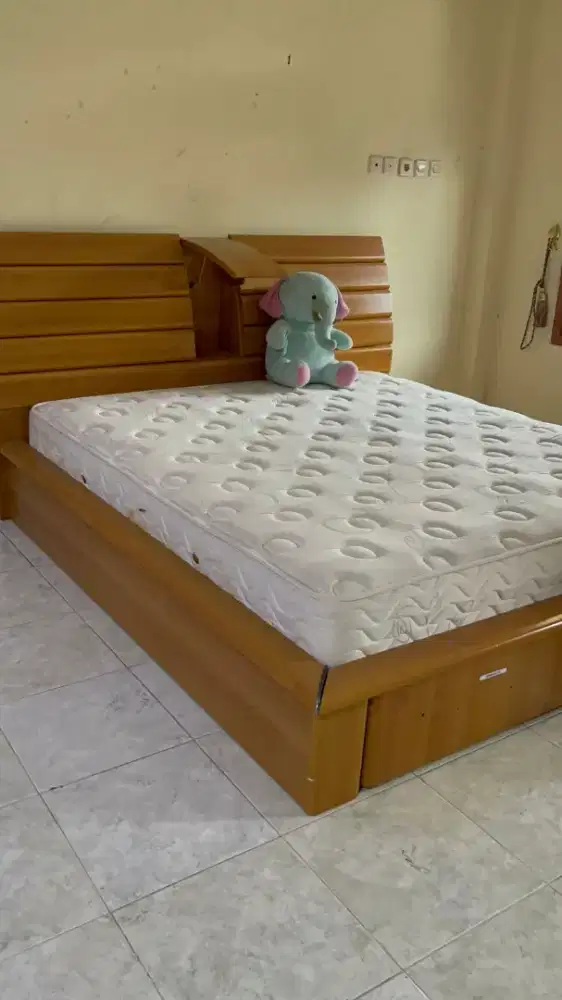 Dipan Ranjang ukuran 180x200