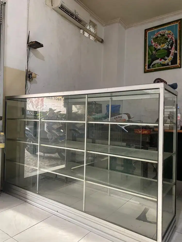 Etalase Kaca Panjang