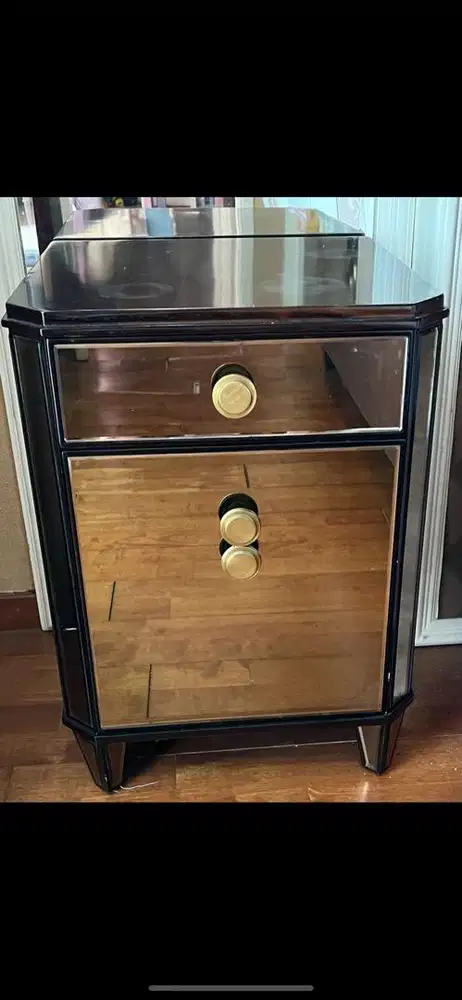 Dijual 2 Nakas dan 1 Coffee Table Rosewood