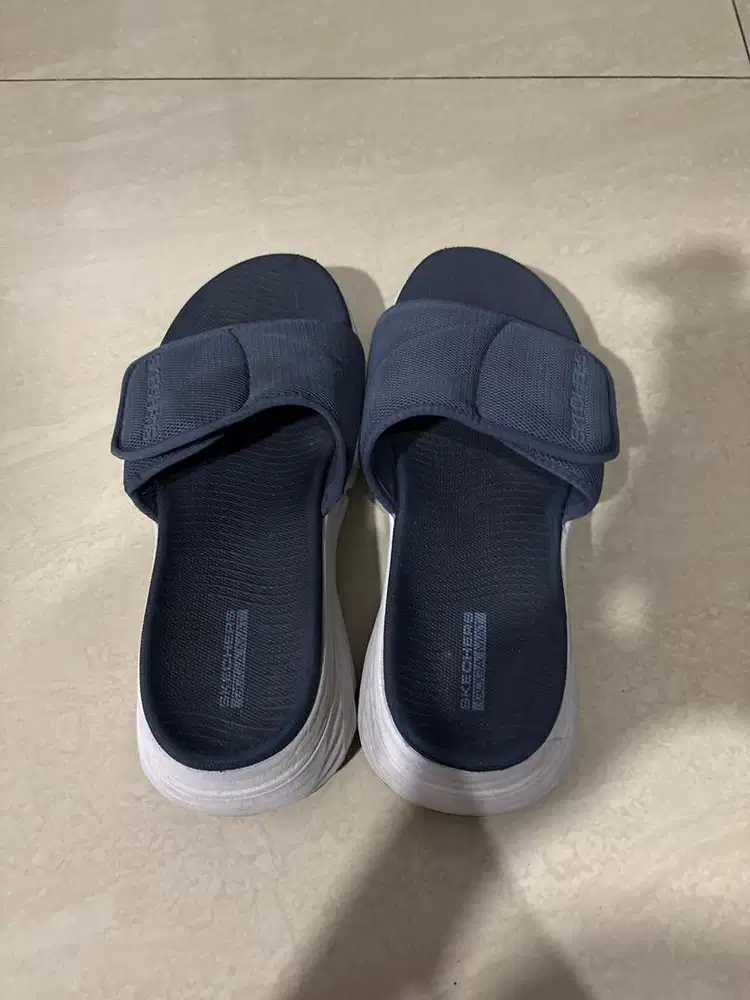 Sendal skechers pria