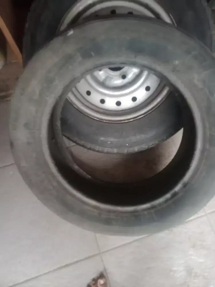 Dua ban bekas merek Bridgestone