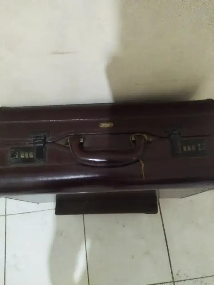 Koper kulit Jadul  merk Titus