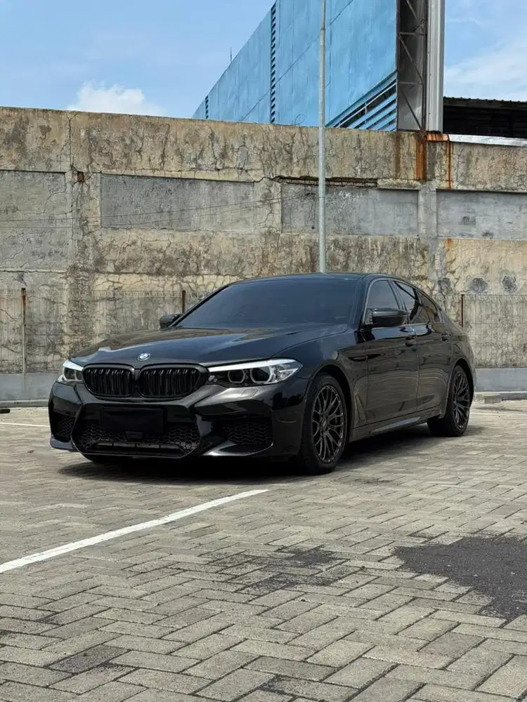 BMW G30 520i Luxury Low KM