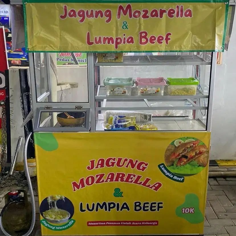 Gerobak jualan bakso, es, gorengan