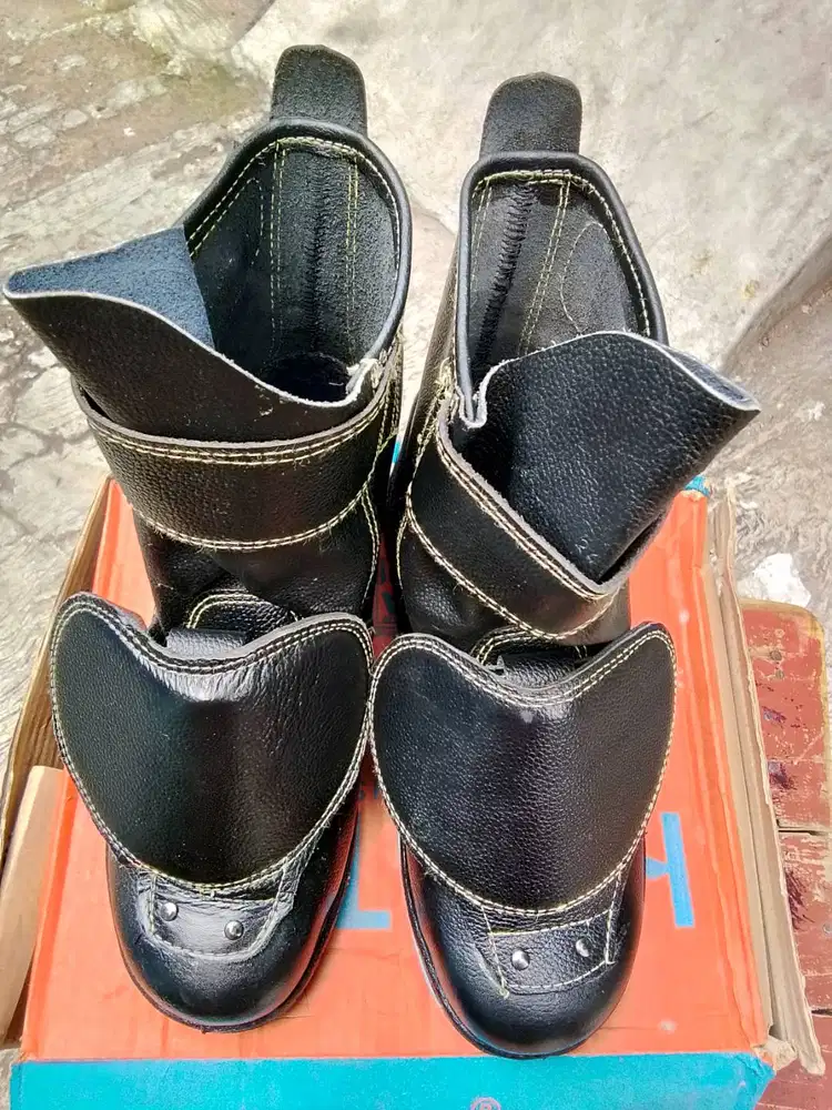 Sepatu safety merk KENT size 8/42