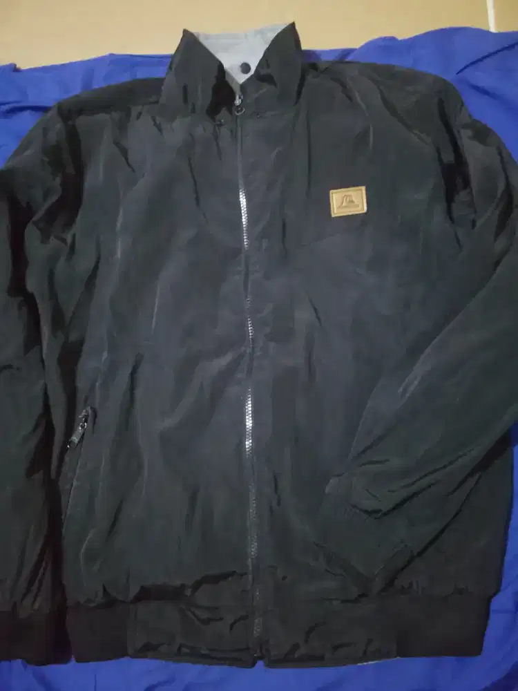 Jaket bisa bolak balik ada saku/kantongnya warna bisa hitam atau abu