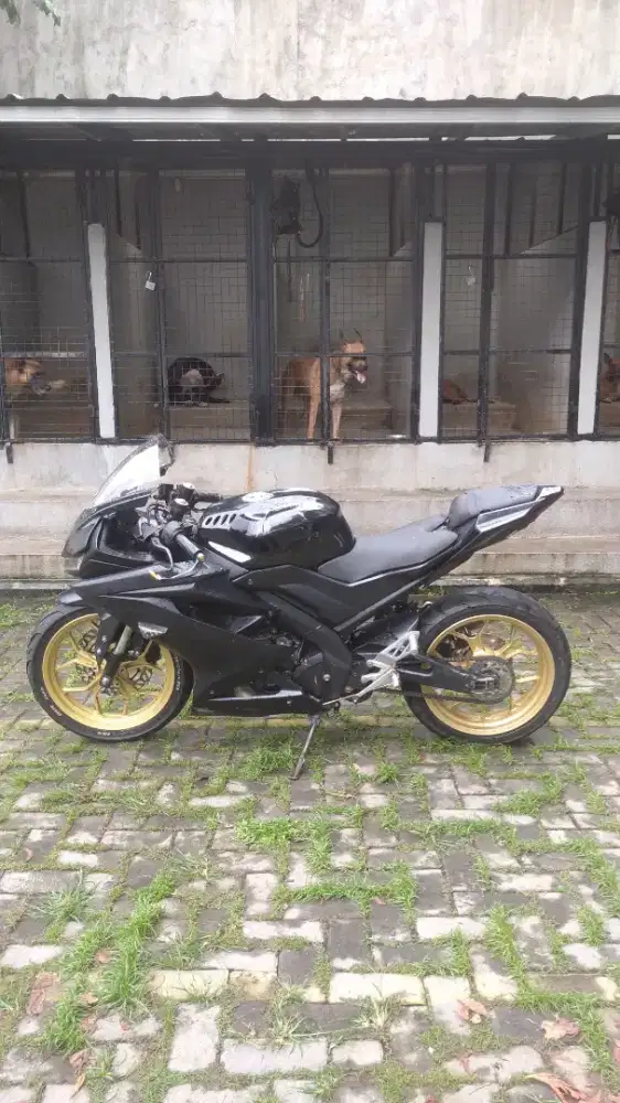 Yamaha R-15 hitam