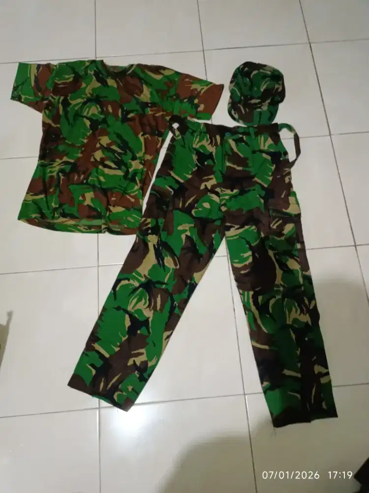 Satu set komplit kaos loreng
