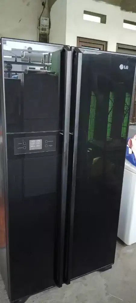 Lemari es side by side merk LG