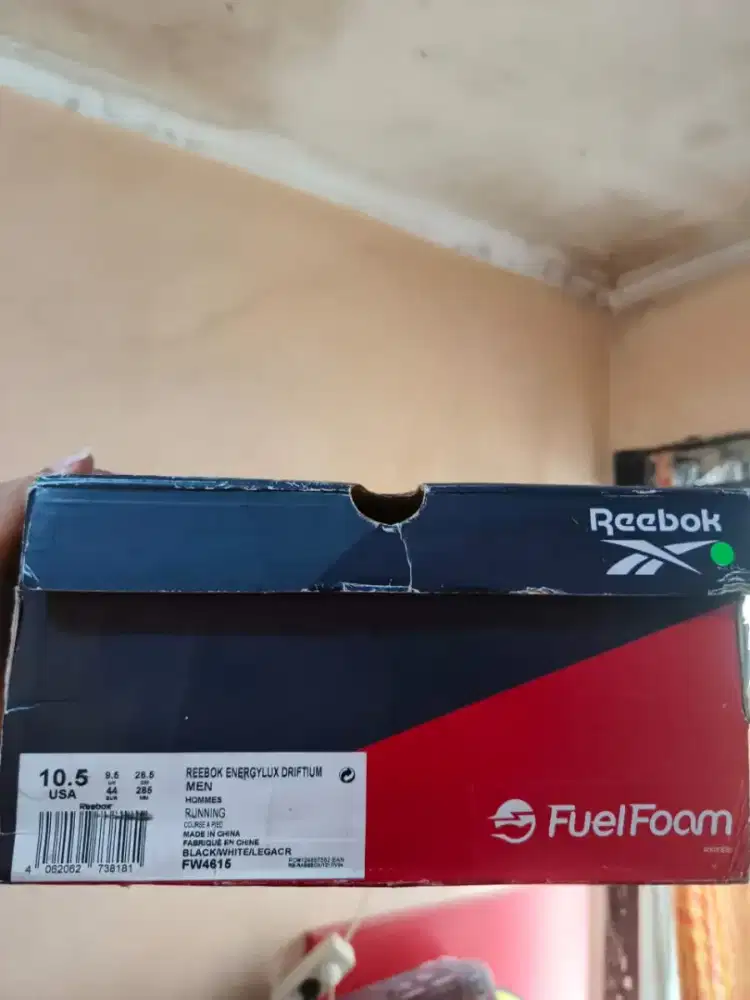 Sepatu merk Reebok