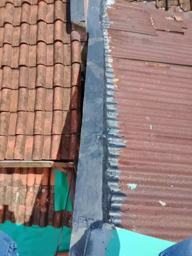 Perbaikan atap bocor dan renovasi
