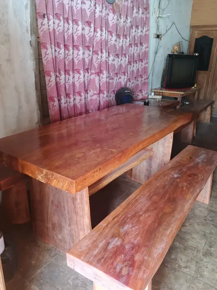 Meja makan antik teras