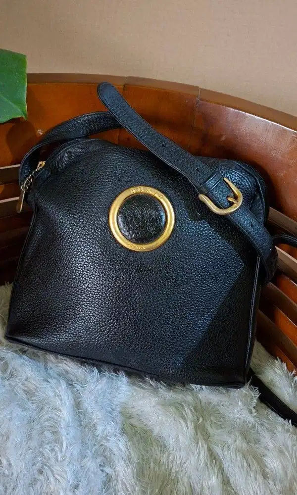 Sling Bag Wanita  B*nia Black Pebble Leather Sling Bag