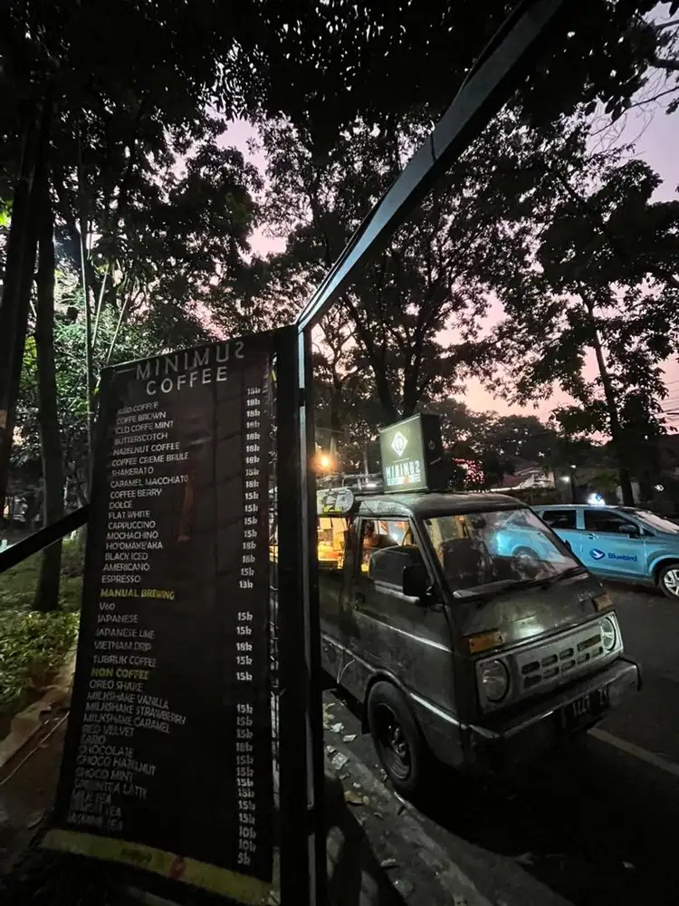 Dicari waiters di foodtruck di utamakan cowok