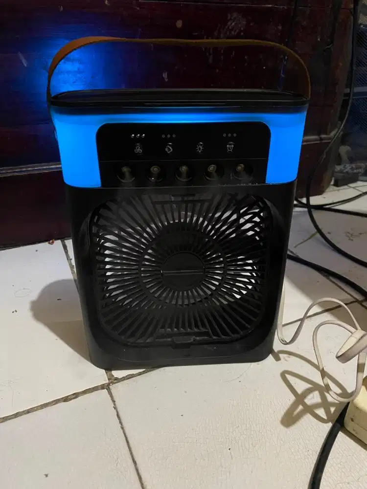 Kipas angin mini portable.