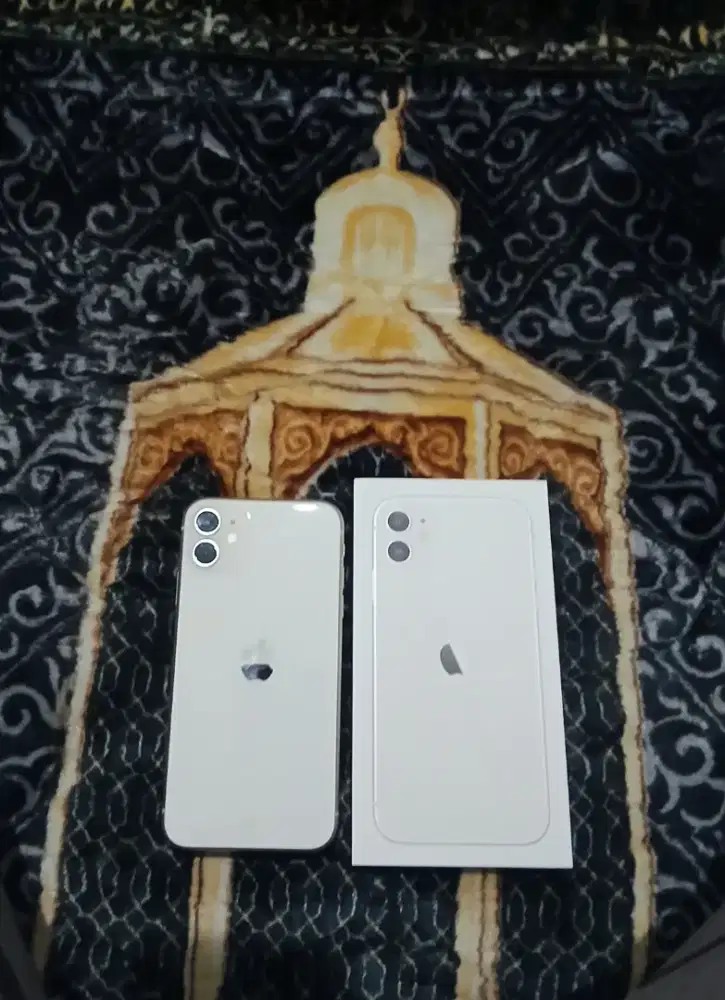 Jual i phone 11 64Gb resmi ibox Bh 82 kelenkapan bawaan komplit