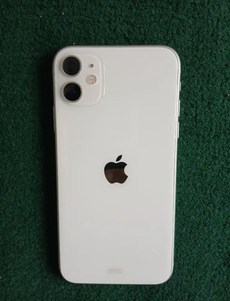 Jual i phone 11 64Gb resmi ibox Bh 82 kelenkapan bawaan komplit