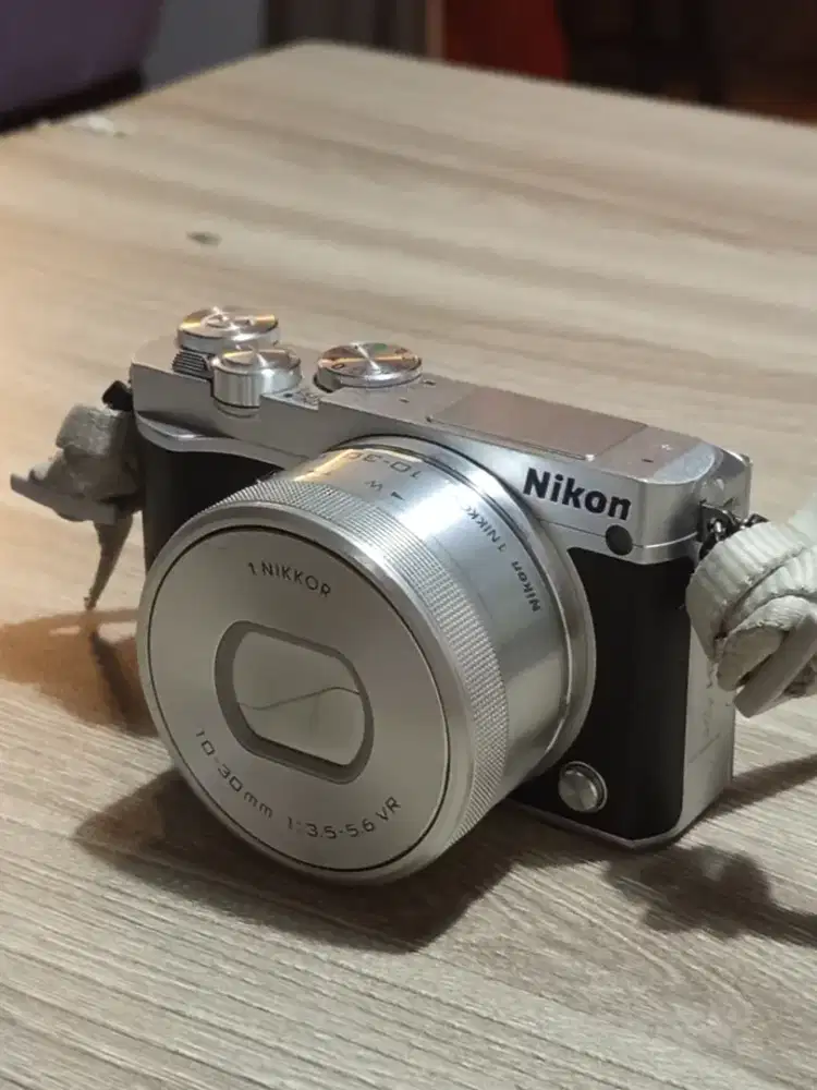 Nikon J5 Mirrorless + Lensa Kit 10-30 mm