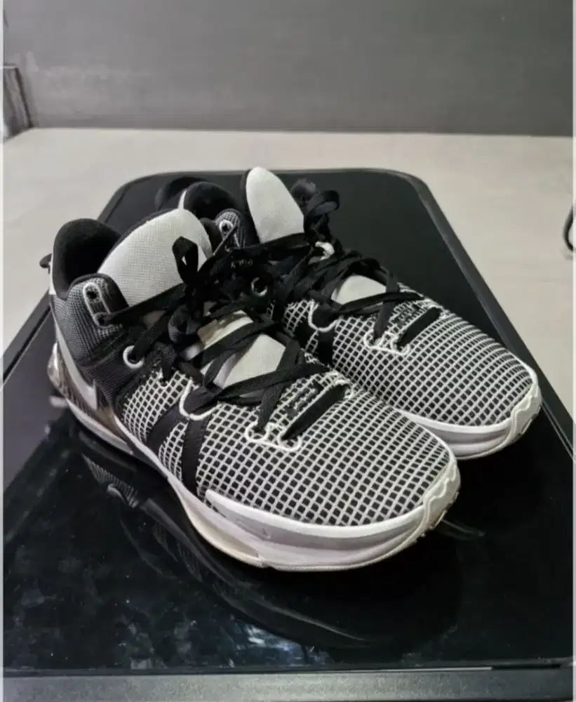 Nike Lebron Witness 7
uk 44.5, masih lengkap dengan kotak