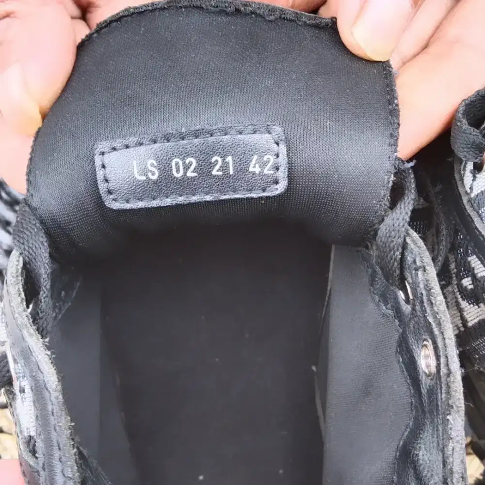 Sepatu merek christian dior b28.