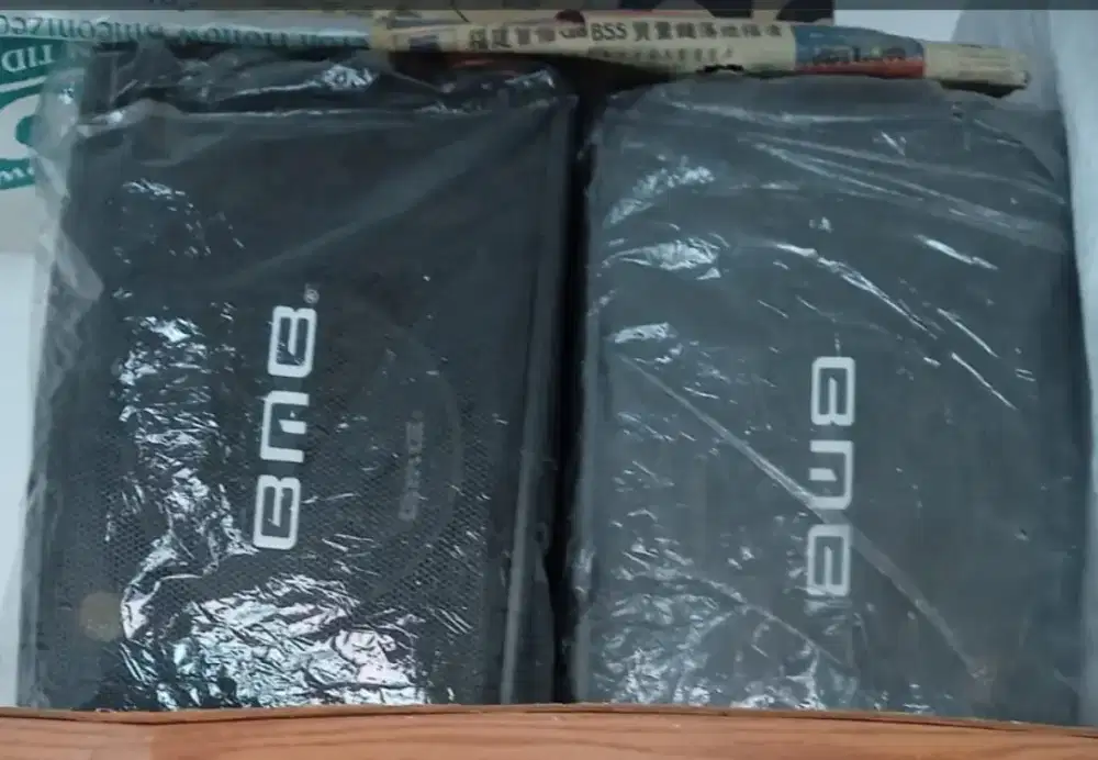 Speaker BMG dan peralatan karaoke