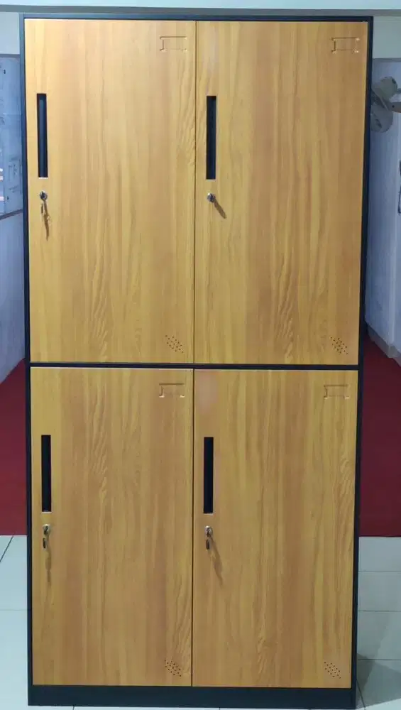 Lemari besi 4 pintu