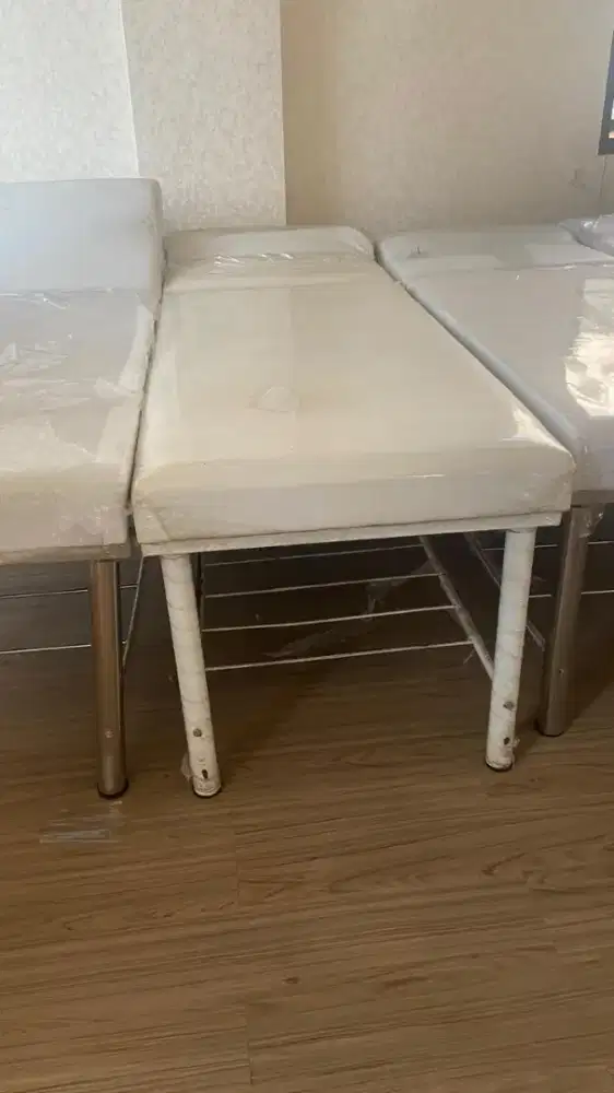 Bed tempat facial dan massage