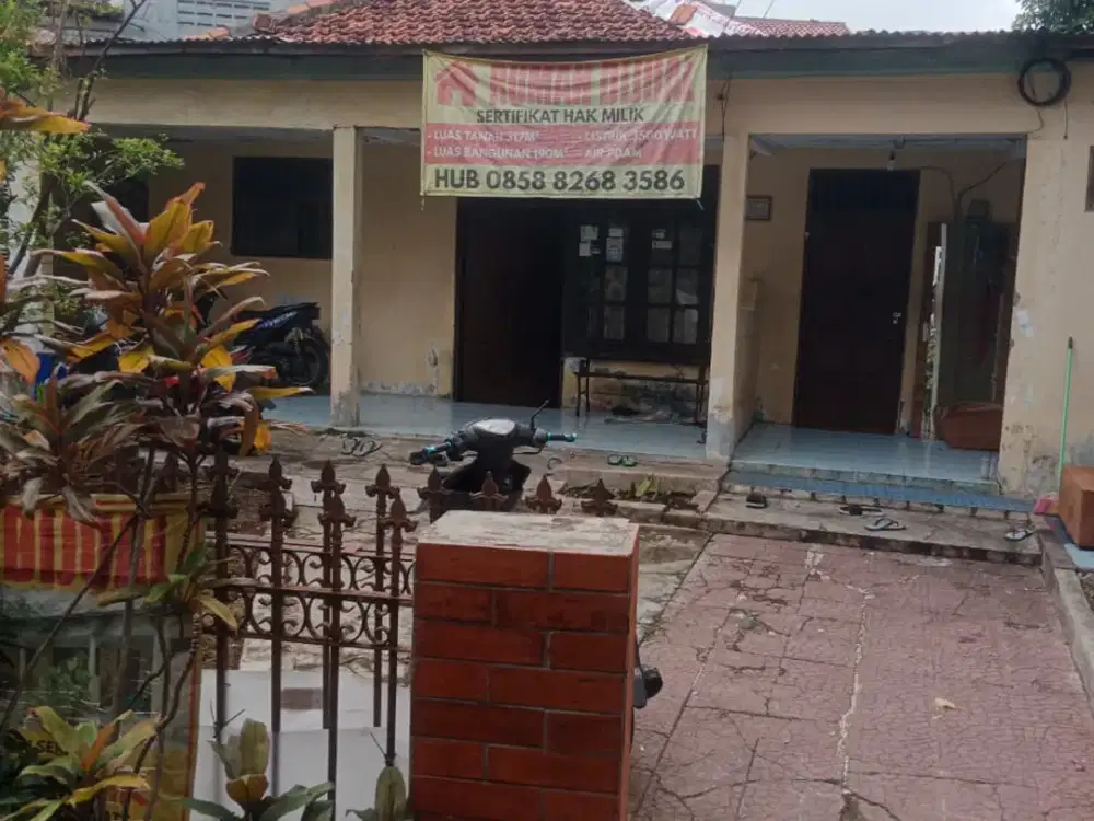 Rumah dengan halaman di depan dan belakang.