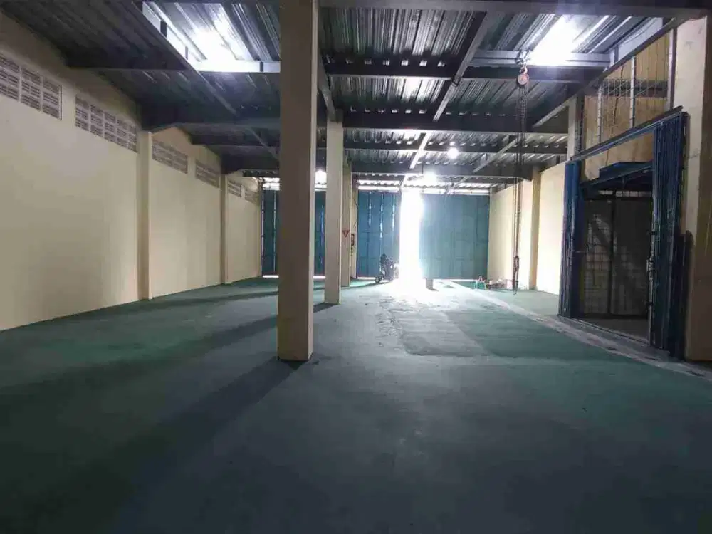 Gudang 3 Lantai Dengan Lift Barang di Bekasi Timur