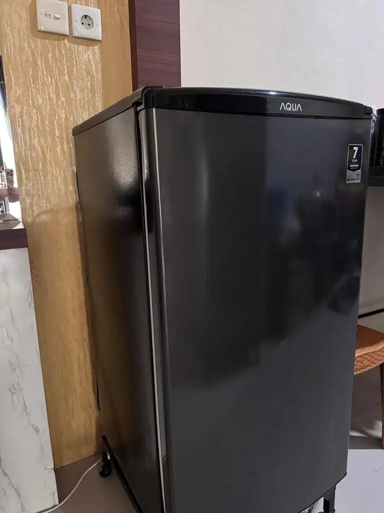 Kulkas Freezer merk AQUA