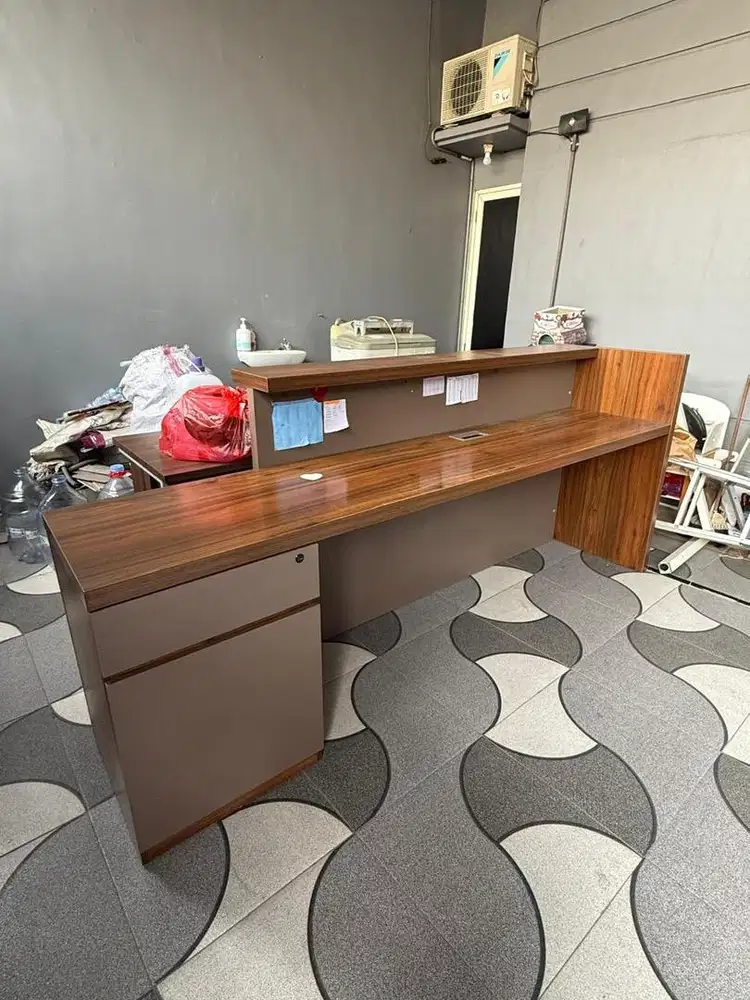 Meja receptionist administrasi