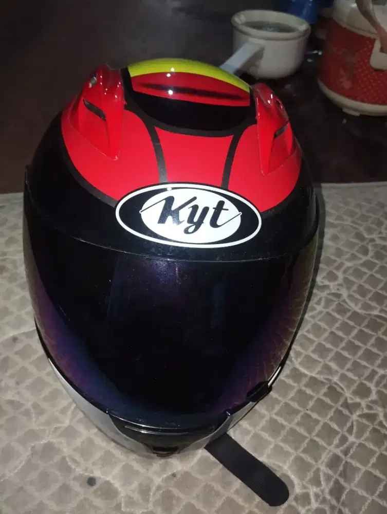 helm KYT bekas pemakaian