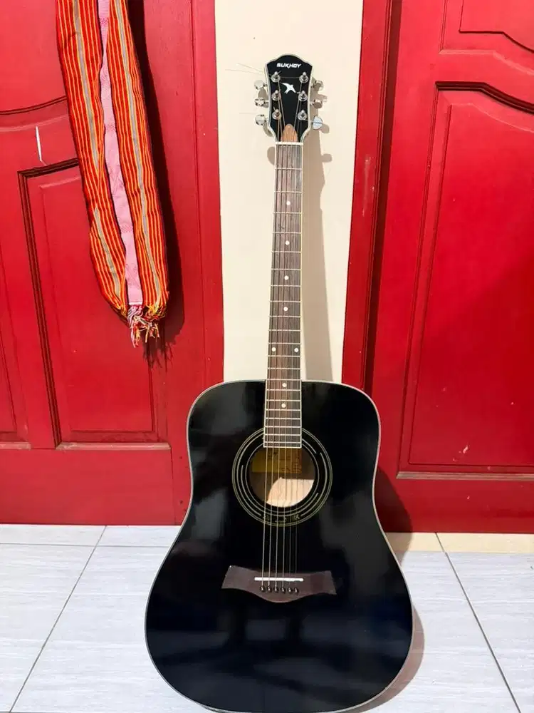 Gitar akustik SUKHOY