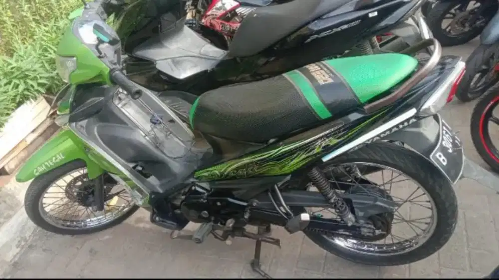 Di jual motor yamaha vega zr tahun 2011 warna hijau