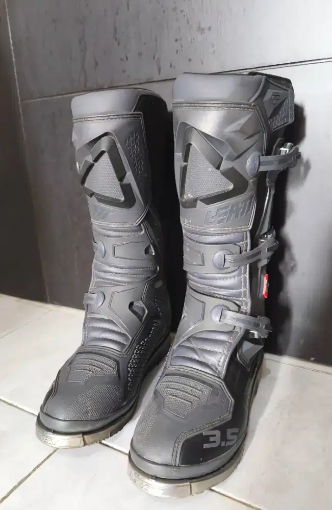 Sepatu boots touring