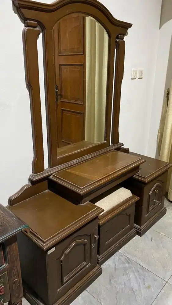 1 Set Meja Rias dan Divan Kayu