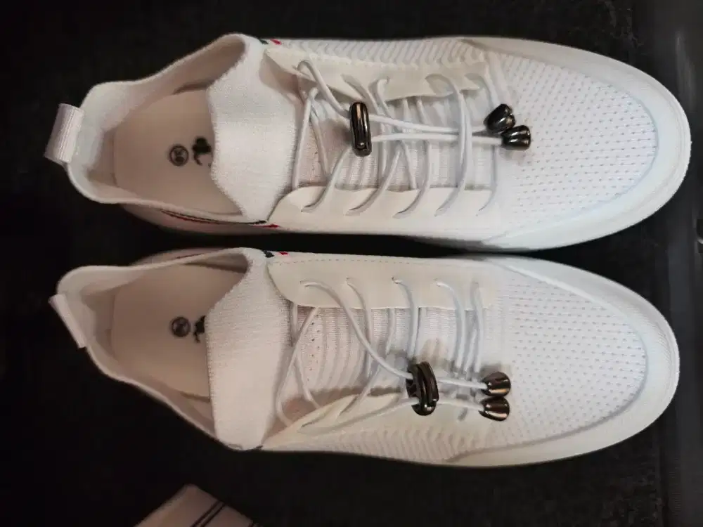 Sneakers warna putih baru